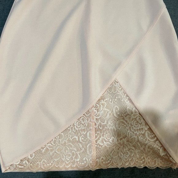 Peach dress with lace slit - Picture 2 of 4